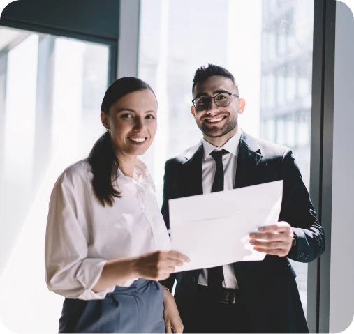 Hombre y mujer sonrientes con ropa formal