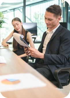 Personas revisando documentos en una oficina