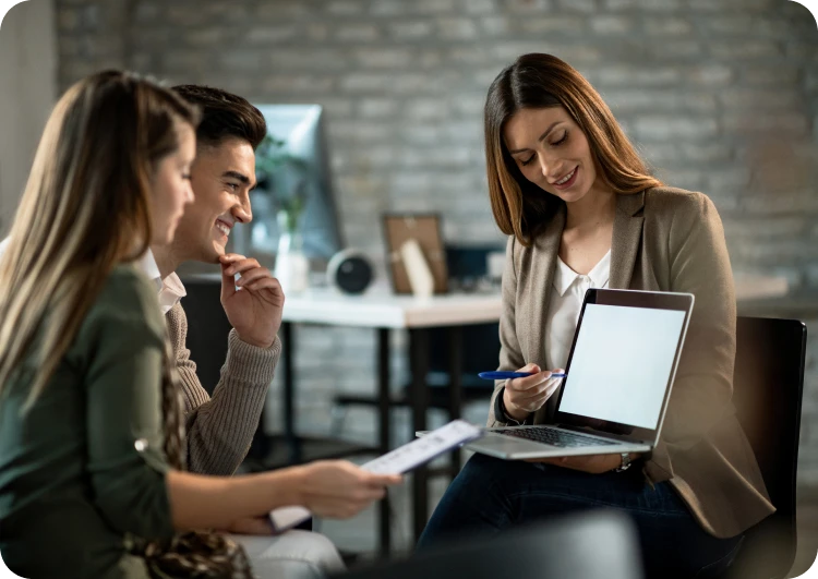 Mujer mostrando datos en una laptop