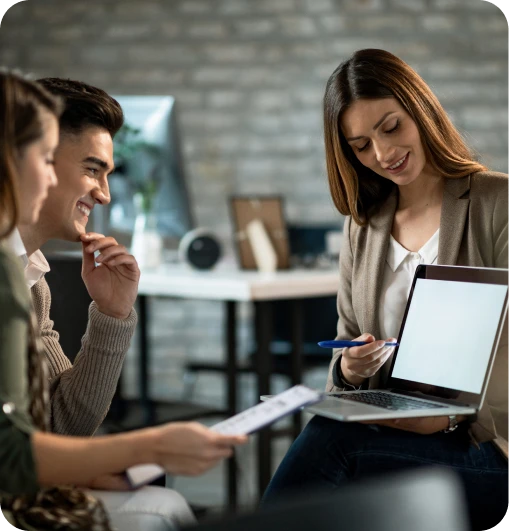 Mujer mostrando datos en una laptop